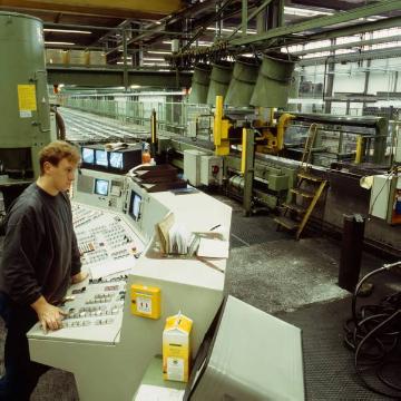 Aluminiumwerk Brökelmann: Schaltpultanlage zur elektronisch überwachten Maschinensteuerung