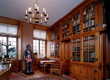 Haus Hülshoff: Bibliothekszimmer, Teilansicht mit Kronleuchter und Ritterrüstung