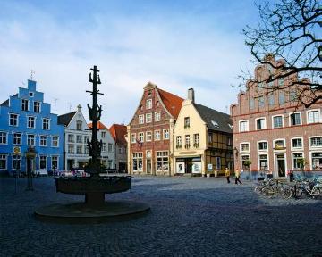Warendorfer Altstadt: Marktplatz mit Brunnen und Gasthof