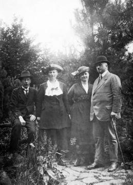 Dr. Joseph Schäfer (links) mit unbekannter Dame und Schwager Joseph Selheim "mit Fräulein Wessels" im Stadtgarten Recklinghausen, undatiert, um 1918?
