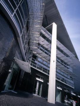 LWL-Bürohaus Warendorfer Straße 21-23, erbaut 1995: Teilansicht der Glasfront (Architekten: P. Wilson und J. Bolles-Wilson)
