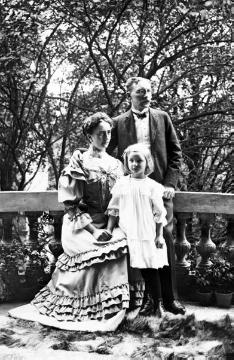 Ehepaar Joseph und Maria Schäfer (verh. 1898) mit Tochter Maria (geb. 1900) auf dem Balkon Haltener Straße 40, Recklinghausen, 1907