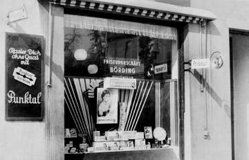 Friseursalon Bernhard Börding, 1940er Jahre (?): Schaufensterdekoration mit Pflegeprodukten für die Dame im Geschäftslokal an der Warendorfer Straße 65, eröffnet 1908, undatiert