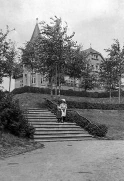Dr. Joseph Schäfer, Familie: Tochter Maria und Sohn Hans-Joachim an der Kaffeewirtschaft im Stadtgarten Recklinghausen, Mai 1913