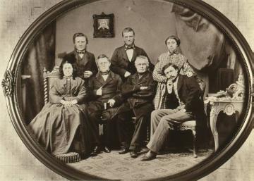 Familie Schellen, 1860er Jahre - Schwiegerfamilie des Münsteraner Fotografen Friedrich Hundt nach der Heirat seiner Tochter Sophia (nicht im Bild) und Dr. Bernhard Schellen (rechts) im Jahre 1861- Atelieraufnahme, undatiert (Papierfotografie)