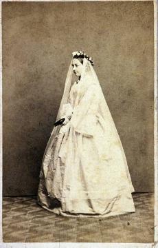 Friedrich Hundt, Familie: Tochter Sophia (geb. 1838) im Brautkleid anlässlich ihrer Hochzeit mit Dr. Bernhard Schellen 1861 (Atelieraufnahme, Papierfotografie)