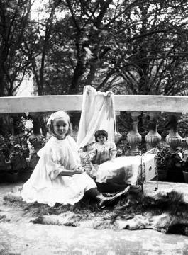 Dr. Joseph Schäfer, Familie: Tochter Maria Schäfer (geb. 1900) im Alter von 7 Jahren auf dem Balkon der elterlichen Wohnung Halterner Straße 40, Recklinghausen, 1907