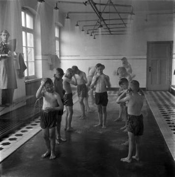 Martinistift in Nottuln-Appelhülsen: Kinder im Duschraum, 1960 Jahre (?)
