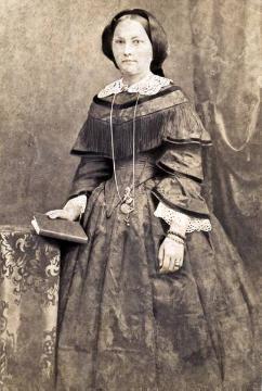 Friedrich Hundt, Familie: Tochter Sophia Hundt (geb. 1838) im Alter von ca. 17 Jahren, Atelieraufnahme, undatiert, um 1855 (Papierfotografie)