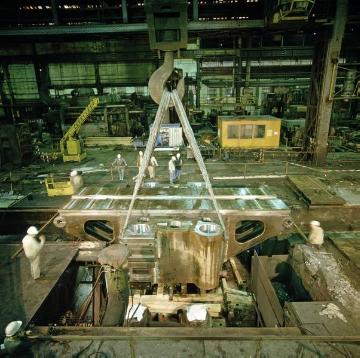 Henrichshütte: Der 265 t schwere, neue Tischholm der Stahlpresse wird eingesetzt