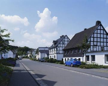 Olpe-Oberveischede, Silberdorf 2010 im Wettbewerb "Unser Dorf hat Zukunft" - Ortsbild mit 1990 sanierter Dorfstraße