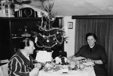 Firma Radio Neufelder - die Familie Weihnachten 1958: Bruno Neufelder "im neuen Bademantel!" und Ehefrau Lilli bei der Bescherung, aufgenommen in der Behelfswohnung hinter ihrem Ladengeschäft Warendorfer Straße 71