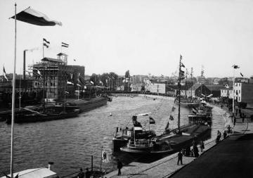 Hafeneinweihung Münster, Festakt am 16. Oktober 1899: Einfahrende Kanalschiffe im Flaggenschmuck, Blick stadteinwärts