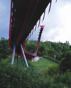 Die "Drachenbrücke" über die Cranger Straße in Recklinghausen-Hochlarmark, Fußwegverbindung zwischen dem Stadtteilpark Hochlarmark und der rekultivierten Halde Hoheward, errichtet 2008, Entwurf: Ralf Wörzberger