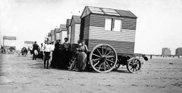 Umkleidewagen am Nordseestrand - Familie Joseph Schäfer während eines Nordseeurlaubs 1913 in Oostduinkerke, Belgien