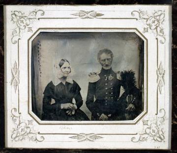 Der preußische Offizier von Borries mit Ehefrau (geb. von Strösser), Atelieraufnahme, zugeschrieben Friedrich Hundt, Münster, undatiert, um 1845? (Daguerreotypie)