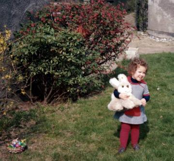 Ostern 1976 bei Familie Kramer, Dorsten: Die zweijährige Rabea Kramer nach erfolgreicher Ostereiersuche im Garten der Familie (Leihgabe aus dem Familienalbum Kramer)