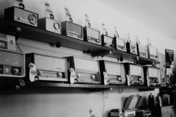 Wirtschaftswunderjahre - 1958: Große Auswahl an Tongeräten bei Radio Neufelder, Fachgeschäft für Rundfunk- und Haushaltstechnik, eröffnet 1948 von Bruno Neufelder an der Warendorfer Straße 71