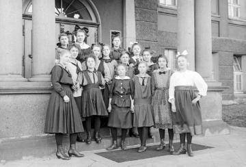 Klassenporträt 1918: "Lyzeum Recklinghausen, Klasse III" mit Maria Schäfer (2. Reihe, 3.v.l.), Tochter Dr. Joseph Schäfers, Direktor der Städtischen Oberrealschule Recklinghausen 1911-1923