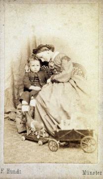 Friedrich Hundt, Familie: Tochter Sophia (geb. 1838, ab 1861 verh. Schellen) mit ihrem Sohn Tono - Atelieraufnahme, undatiert, 1860er Jahre (Papierfotografie, Carte-de-visite)