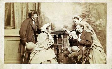 Friedrich Hundt, Familie: Tochter Sophia mit Ehemann Dr. Bernhard Schellen in einer Fotomontage - Atelieraufnahme, undatiert, 1860er Jahre (Papierfotografie)