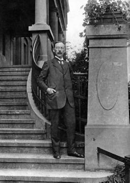 Dr. Josef Schäfer vor der Städtischen Oberrealschule Recklinghausen, Schuldirektor 1911-1923 - geb. 1867 in Küllstedt (Thüringen), gest. 1938 in Münster