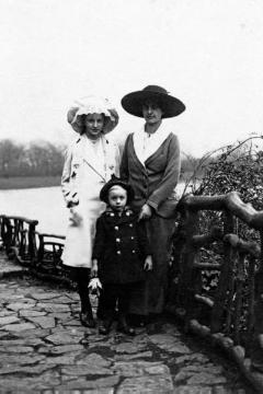 Dr. Joseph Schäfer, Ausflüge: Im Stadtgarten Recklinghausen - Tochter Maria Schäfer und Bruder Hans-Joachim mit Schwägerin Virginie Selheim, November 1913