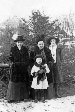 Dr. Joseph Schäfer, Ausflüge: Im Stadtgarten Recklinghausen - Tochter Maria (rechts) und Sohn Hans-Joachim mit ihrer Großmutter Margareta Schäfer und Tante Karoline Schäfer, Januar 1914