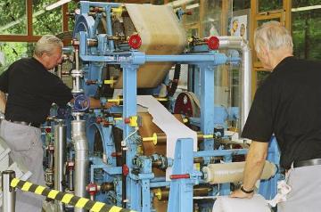 Papierherstellung auf einer historischen Langsiebmaschine im LWL-Freilichtmuseum Hagen - Westfälisches Landesmuseum für Handwerk und Technik