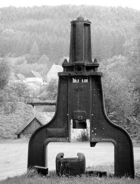 Historischer Dampfhammer ( "Nasmyth-Hammer" nach seinem Konstrukteur James Nasmyth) im LWL-Freilichtmuseum Hagen - Westfälisches Landesmuseum für Handwerk und Technik 