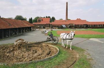  LWL-Industriemuseum Ziegelei Lage, vorn: Pferdegöppel zum Durchwalken des Lehms bis zur geeigneten Verarbeitungskonsistenz  - Ziegeleibetrieb 1909-1979, seit 2001 einer von 8 Standorten des Westfälischen Landesmuseum für Industriekultur