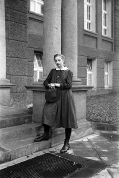 Dr. Joseph Schäfer, Familie: Die sechzehnjährige Tochter Maria Schäfer vor dem Lyzeum in Recklinghausen, September 1916