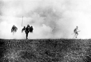 Infanterie im Ersten Weltkrieg: Gasangriff mit flüchtenden Soldaten bei Martinpuich (Frankreich) 1916