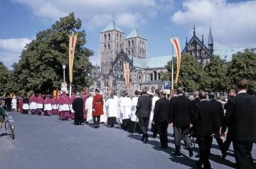 Die "Große Prozession" auf dem Weg zum Paulus-Dom