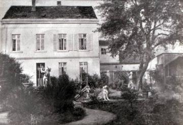 Wohnhaus der Witwe Sophia Hundt (verh. Schellen) und Familie, Tochter des Fotografen Friedrich Hundt, ab 1885 auch Alterswohnsitz des Vaters bis zu seinem Tode 1887, Kreuzviertel, Schulstraße 26, undatiert
