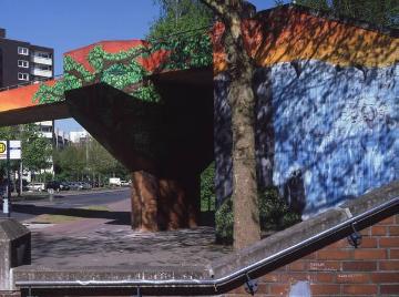 Graffiti-verzierte Fußgängerbrücke über die "Brüningheide"