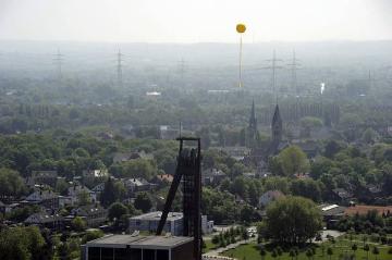 Jost Beckebaum: "SchachtZeichen" über Zeche Recklinghausen II in Hochlarmark - aufsteigende Ballone markieren stillgelegte Kohleschächte im Ruhrgebiet, ein Projekt im Veranstaltungsjahr "Kulturhauptstadt RUHR.2010"