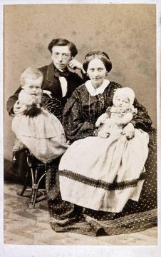 Friedrich Hundt, Familie: Tochter Sophia und Ehemann Dr. Bernhard Schellen (gest. 1868) mit ihren Kindern Fritz und Änne - Atelieraufnahme, undatiert, 1860er Jahre (Papierfotografie, Carte-de-visite)