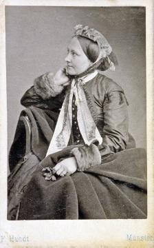 Friedrich Hundt, Familie: Tochter Sophia Hundt (geb. 1838), studierte Malerin, ab 1861 verheiratete Schellen, Mutter dreier Kinder, verwittwet ab 1868 - undatiert, 1860er Jahre? (Papierfotografie, Carte-de-visite)