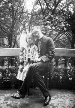 Dr. Joseph Schäfer mit Tochter Maria (geb.1900) auf dem Balkon Halterner Straße 40, Recklinghausen, 1907