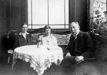 Dr. Joseph Schäfer mit Gattin Maria und Tochter Maria an Pfingsten 1928 auf der Veranda seines Alterswohnsitzes Coerdestraße 2 in Münster - nach seiner Pensionierung als Lehrer und Schulleiter in Recklinghausen (1897-1923)
