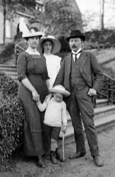 Ehepaar Joseph und Maria Schäfer (verh. ab 1898) mit Tochter Maria (geb. 1900) und Sohn Hans-Joachim (geb. 1910) im Stadtgarten Recklinghausen, Sommer 1913