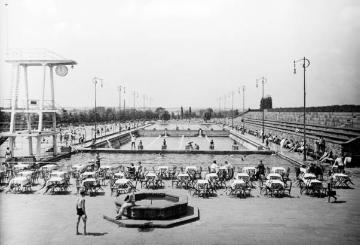 Das städtische Schwimmbad im Volkspark