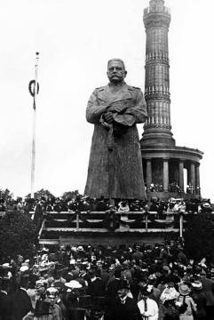 Das hölzerne Hindenburg-Denkmal an der Siegessäule in Berlin (Nagelungsskulptur zur Finanzierung des Ersten Weltkriegs)