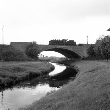 Eisenbahnbrücke über einen Emsbogen mit kahler Uferböschung bei Rheda