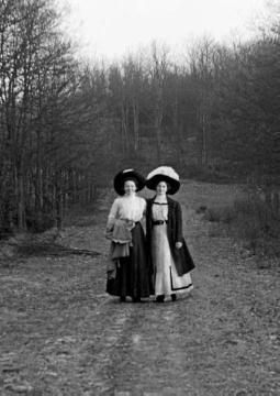 Dr. Joseph Schäfer, Ausflüge: In der Haard - Schwägerin "Virginie und Fräulein Randebrock auf einem Waldwege hinter Haltern", um 1910