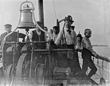Lehrer Richard Schirrmann (rechts) mit einer Jungengruppe unterwegs auf einem Frachtkahn, wahrscheinlich während einer zehntägigen Wanderreise von Altena nach Holland 1911 (vgl. 07_695)