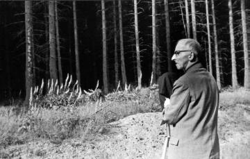 Albert Renger-Patzsch (1897-1966), bedeutender Fotograf und Vertreter der Neuen Sachlichkeit, fotografiert von dem Soester Lehrer und renommierten Amateurfilmer Kurt Schaumann (1909-1970) im Arnsberger Wald