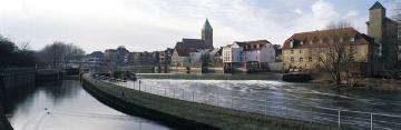 Februarmorgen an der Ems in Rheine-Altstadt, Standort am Ems-Stauwehr mit Blick auf die Dionysius-Kirche und die alte Ems-Mühle (Bildrand rechts)