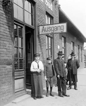 Frauenarbeit im 1. Weltkrieg: Fahrkartenkontrolleurin am Bahnhof Recklinghausen-Süd